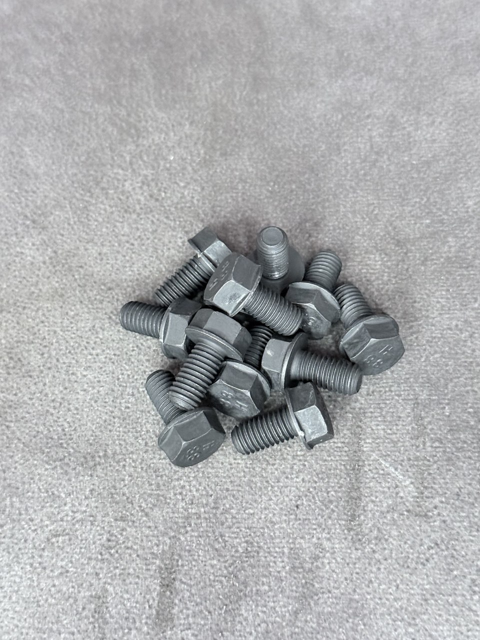 4083121-bolt-krepleniya-salnika.jpg